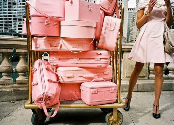 Женщина с чемоданами