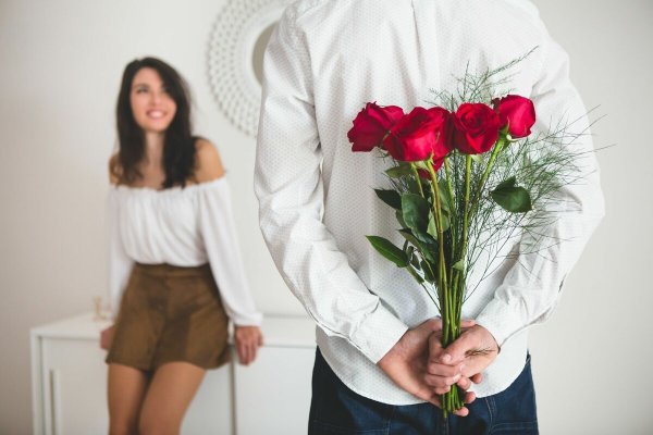 Женщина дарит мужчине цветы