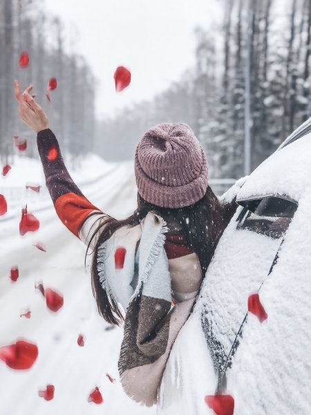 Девушка в снегу