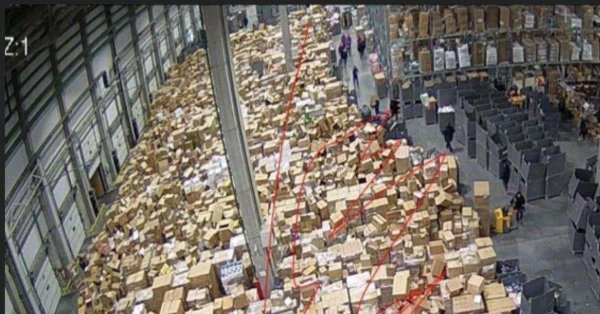 огромный склад