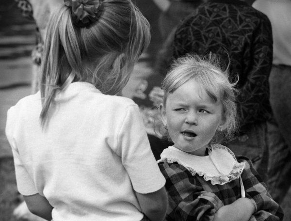 недовольная девочка