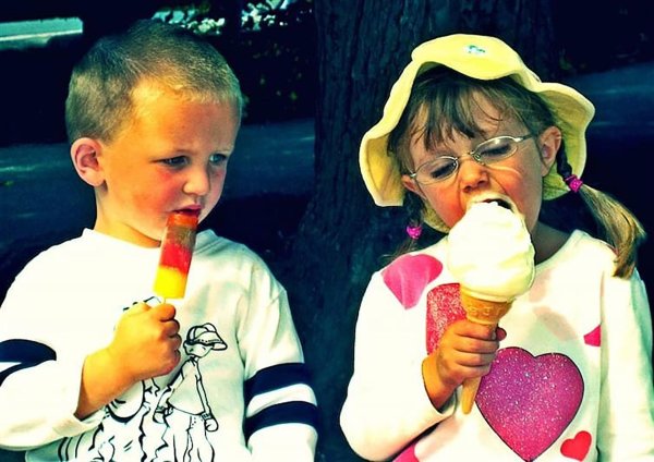 дети едят мороженое