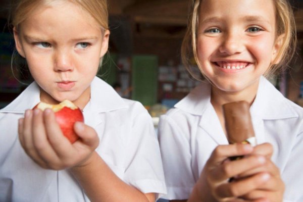 девочка ест яблоко