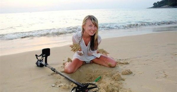 девушка с металлоискателем