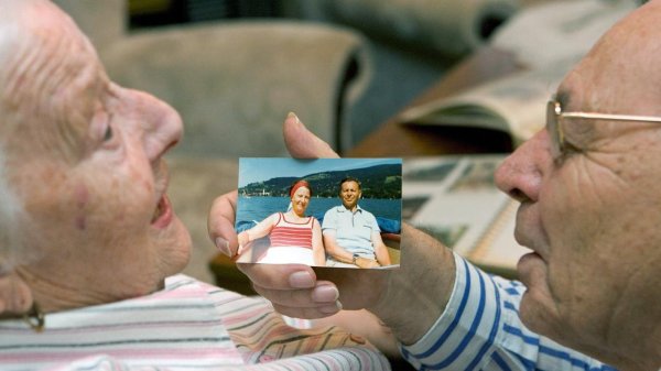 старые люди