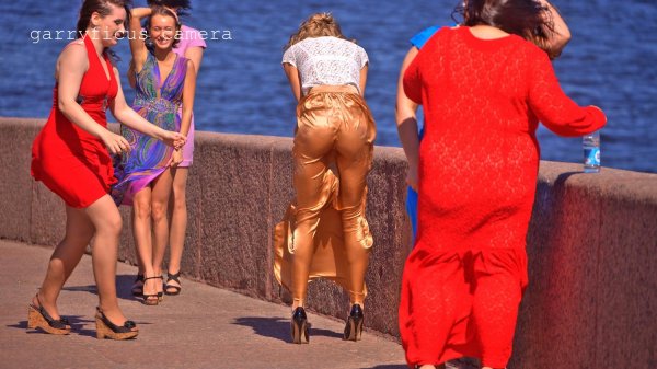 подняла платье