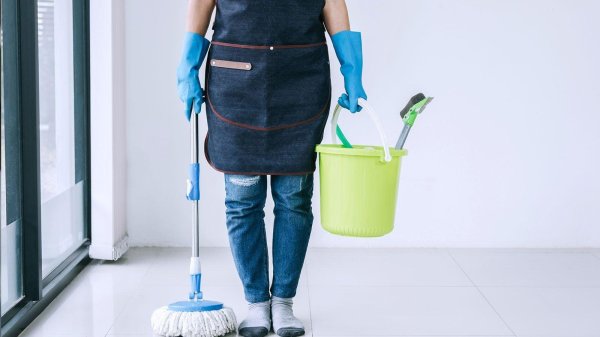 санитарка со шваброй