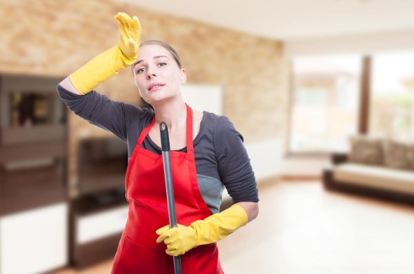 уставшая уборщица