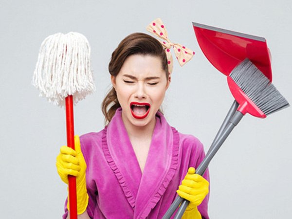 женщина убирается