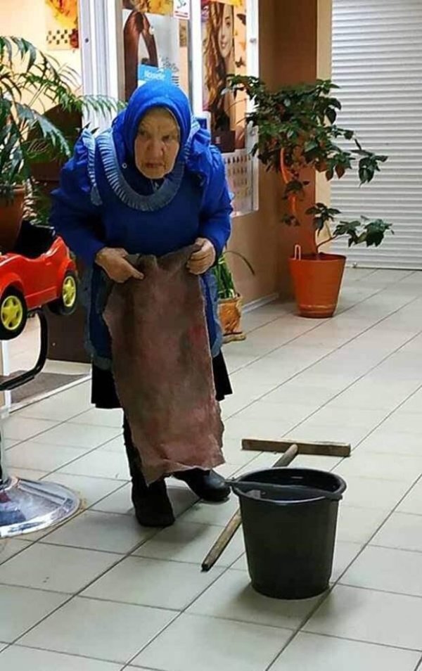 бабушка уборщица