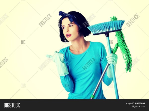 девушка со шваброй