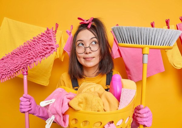 девушка со шваброй