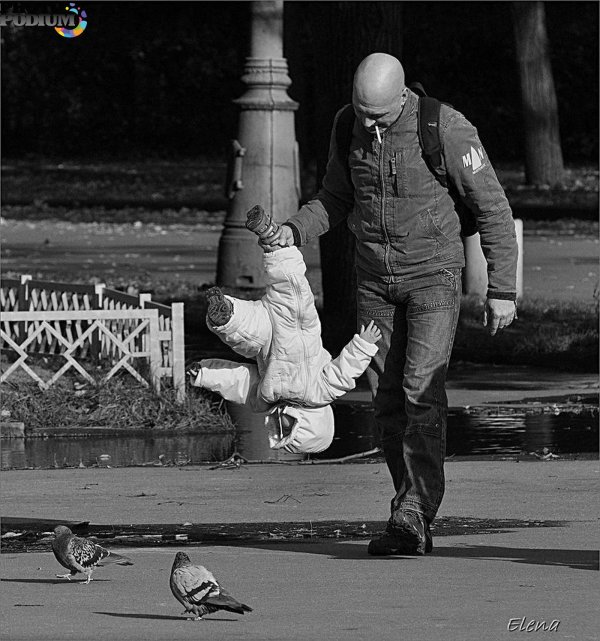 мужчина несет ребенка