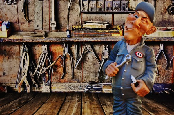 смешной автослесарь