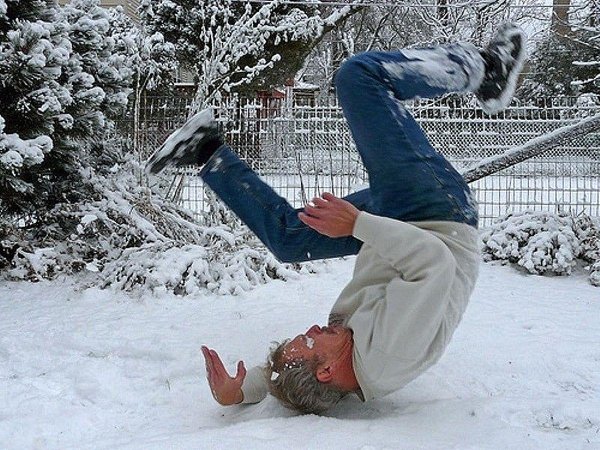 поскользнулся зимой