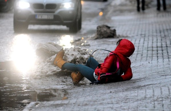 девушка поскользнулась