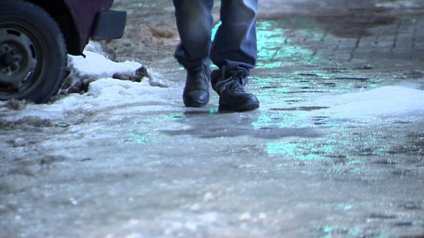 упал на льду