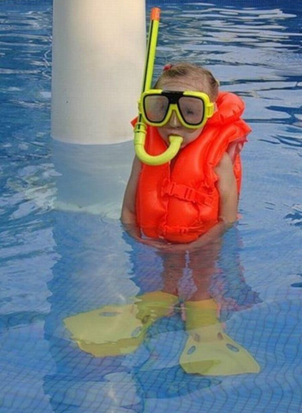 дети в бассейне