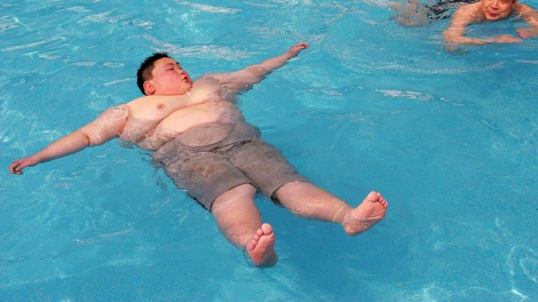 толстый мальчик на море