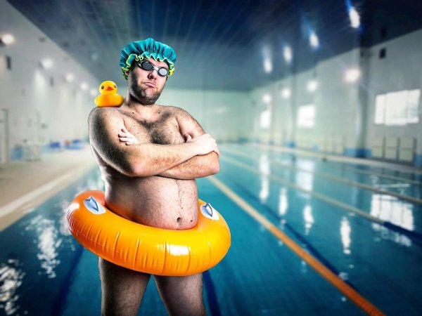 люди в шапочках для бассейна