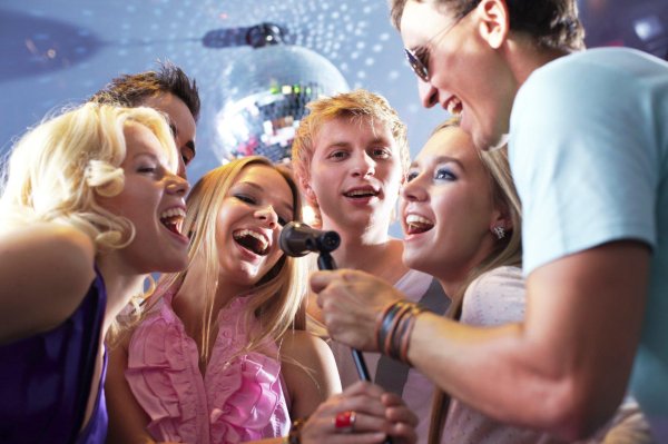 поющие люди