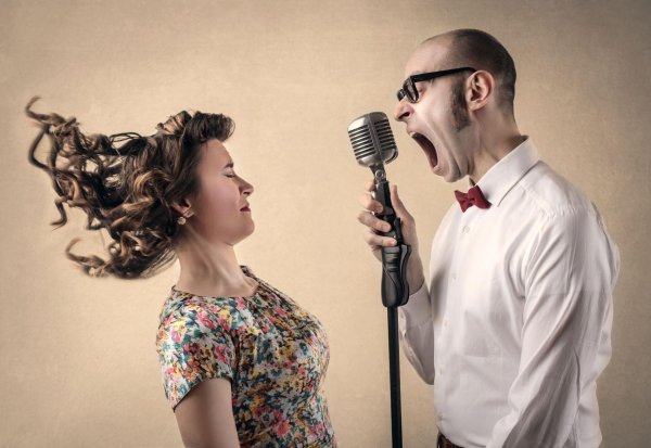 поющая девушка