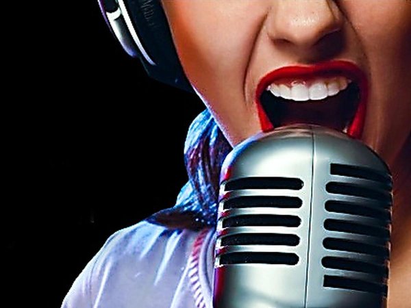 поющая девушка