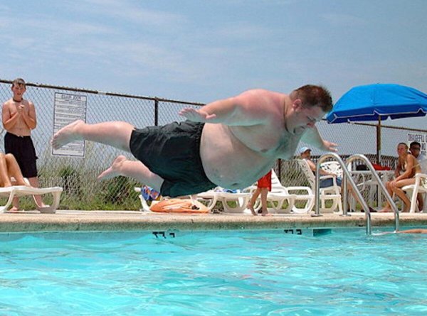 толстый прыгает в бассейн