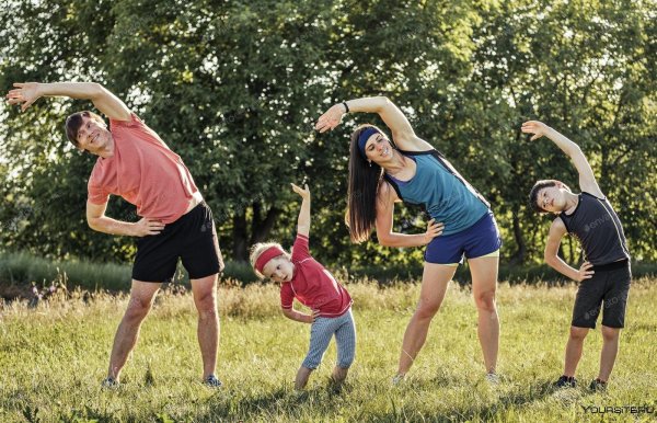семья занимается спортом