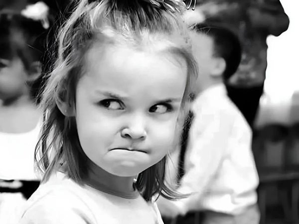 сердитая девочка