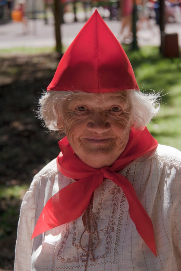 бабуля в пионерском галстуке