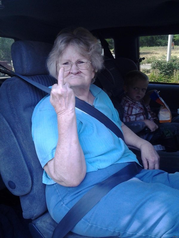 бабка показывает фак