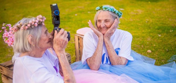 бабушки близняшки