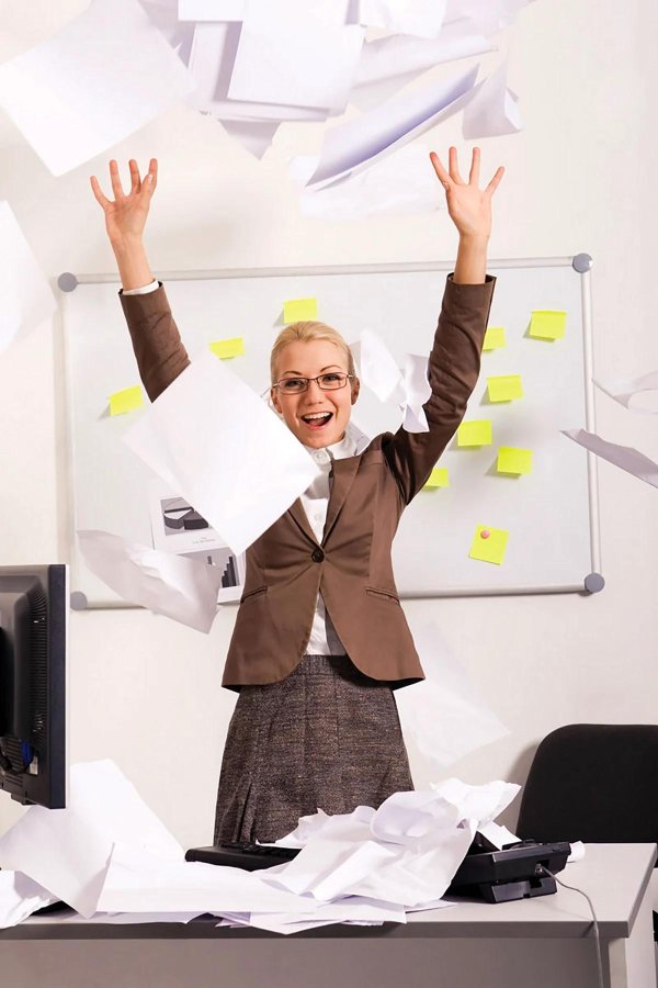 девушка бросает бумаги