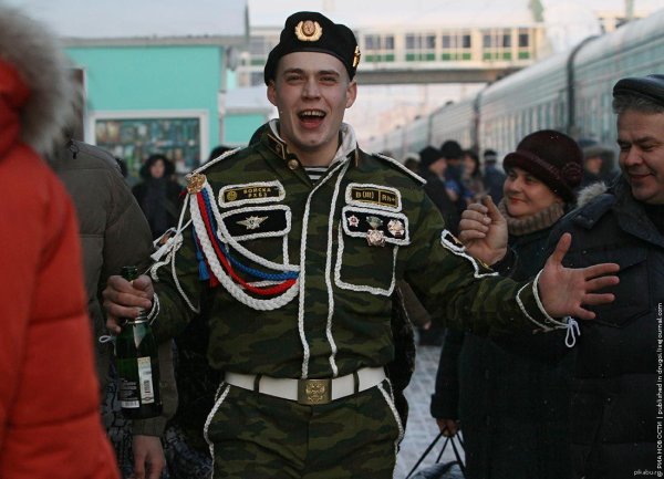 уезжают в родные края дембеля