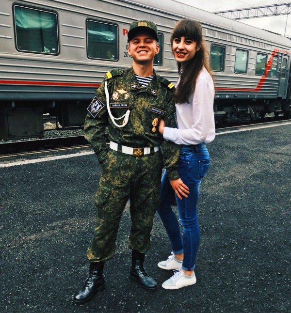 девушка встречает парня из армии