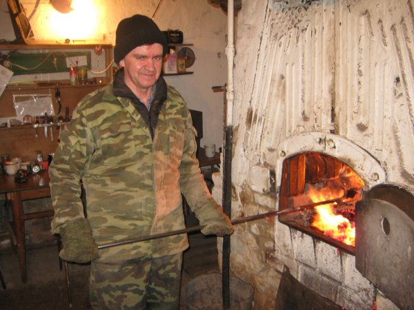 топить печь