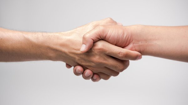 девушка протягивает руку для рукопожатия