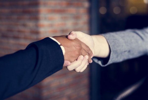 деловое рукопожатие