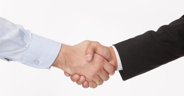 пожали руки