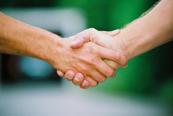 рукопожатие мужчин