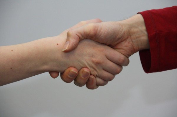 здороваться за руку