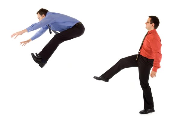 человек толкает