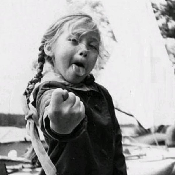 девочка показывает фак