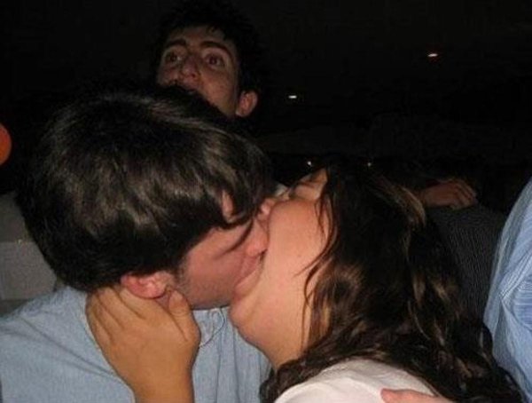 пары целуются