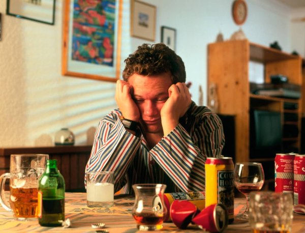 алкоголик похмеляется