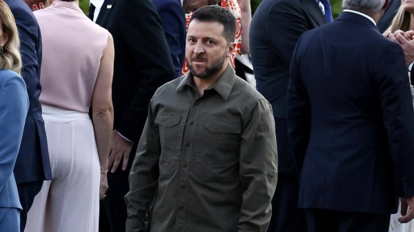 зеленский стоит один