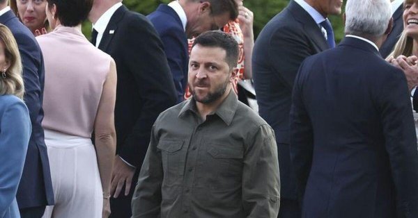 зеленский стоит один