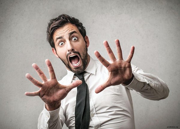 испуганный мужчина