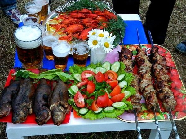 стол с шашлыками